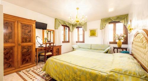 sypialnia z łóżkiem i biurkiem w obiekcie Antica Casa Carettoni w Wenecji