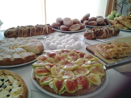 a table full of pies and other pastries on at Delle Rose Horses Club in Torre Vado