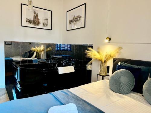 Кровать или кровати в номере Krakow Old Town Apartment Jacuzzi - wymeldowanie do 13