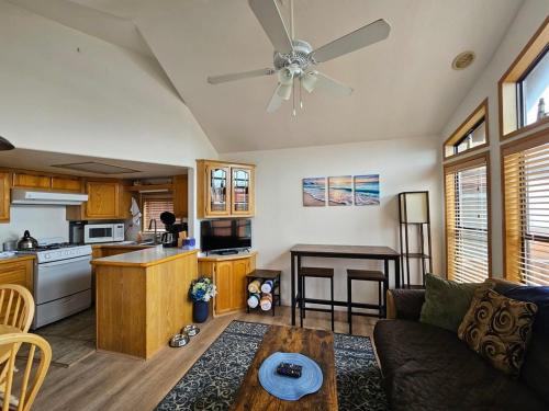 cocina y sala de estar con sofá y ventilador de techo en Ocean Front Cabin 1 With Jacuzzi & Amazing Views, en Smith River