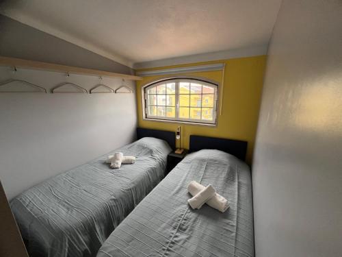 two twin beds in a small room with a window at Sun House III - Near Sintra - Kitchen - Pool in Mem Martins
