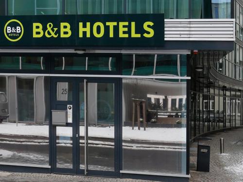 ベルリンにあるB&B HOTEL Berlin-Mitteのa b ホテルの建物前の看板