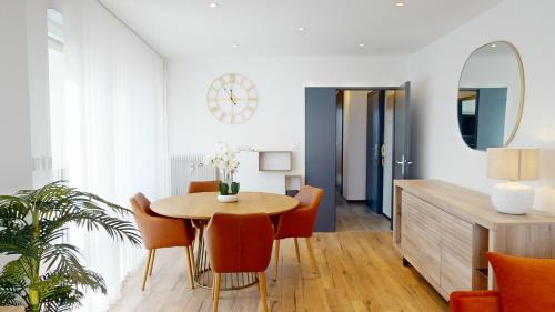 une salle à manger avec une table et des chaises dans l'établissement Bail mobilité Finkwiller, à Strasbourg