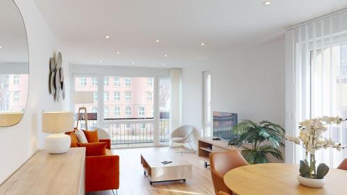 un salon avec une table et des chaises et un salon dans l'établissement Bail mobilité Finkwiller, à Strasbourg