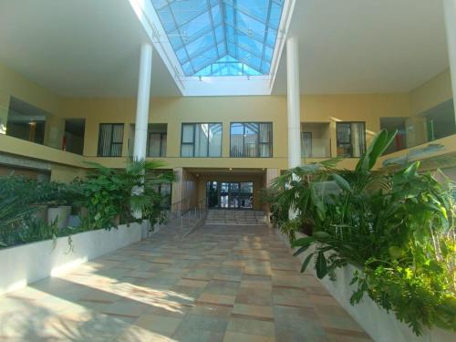 un corridoio in un edificio con soffitto in vetro di Eduard Elegance Rin Studios a Bucarest