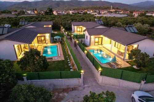 uma vista aérea de uma casa com piscina em MERA-12 FETHİYE KARGI HAVUZLU VİLLALARIMIZ em Fethiye