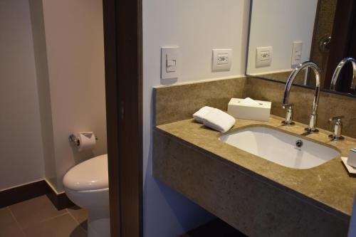 y baño con lavabo y aseo. en Hampton by Hilton Bogota Usaquen, en Bogotá