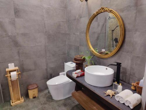 y baño con lavabo y espejo. en Private Villa by Rashuthere, en Rasdu