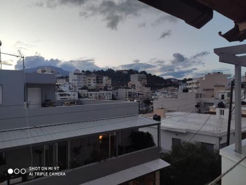- une vue sur la ville depuis le toit d'un bâtiment dans l'établissement My Sisters House, à Agios Nikolaos