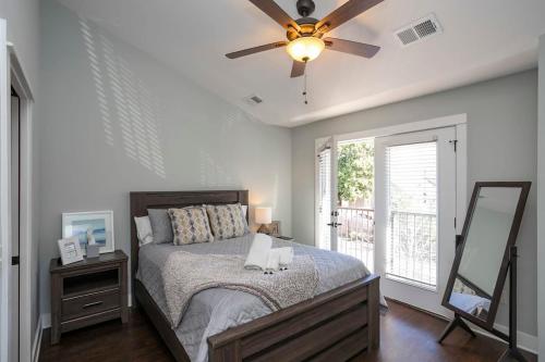 - une chambre avec un lit et un ventilateur de plafond dans l'établissement Relaxing 2 BD 2 5 BA Nashville Home Base, à Nashville