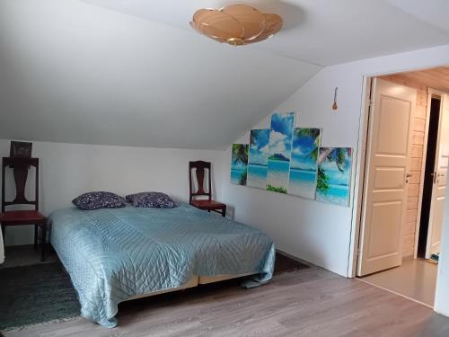 ein Schlafzimmer mit einem Bett und einer Decke in der Unterkunft Kamchanod Resort Haukipudas Oulu in Oulu