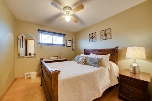 1 dormitorio con 1 cama y ventilador de techo en Lovely Valencia Home with Yard and Private Pool!, en Gibsonia