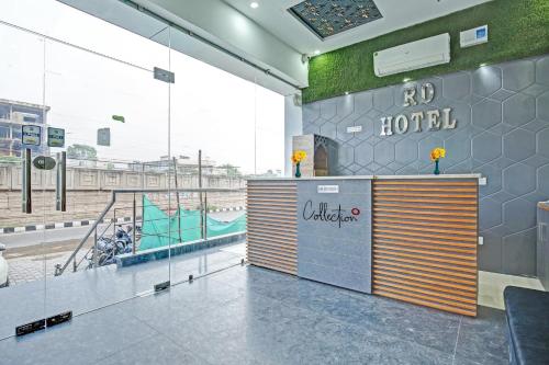 een hotellobby met uitzicht op een haven bij Collection O Rd Hotel in Zirakpur