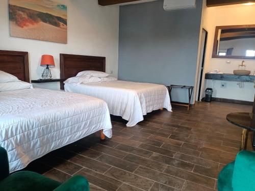 Habitación de hotel con 2 camas y baño en Hacienda Viga 2020 Hotel, en Cuatrociénegas de Carranza