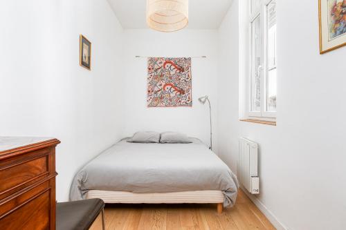 une chambre blanche avec un lit et une commode dans l'établissement Espace et lumière - T3 - Palais de Justice, à Toulouse