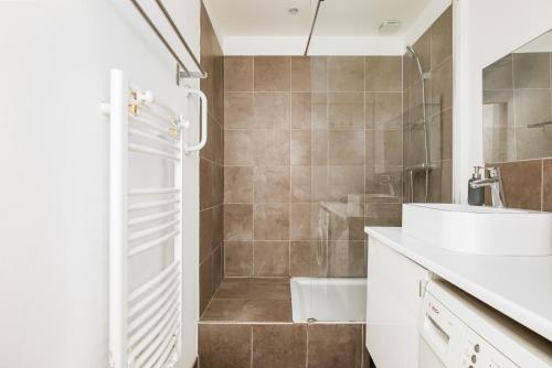 une salle de bain avec douche et lavabo dans l'établissement Espace et lumière - T3 - Palais de Justice, à Toulouse