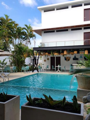 una piscina di fronte a un edificio di Hotel Tepeu a Santa Elena