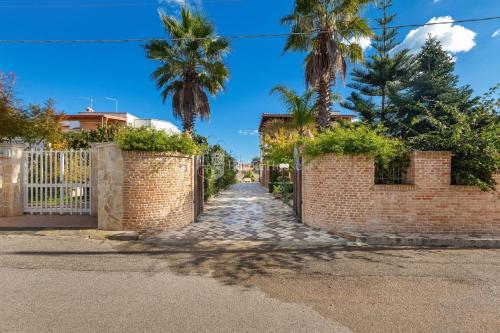 an alleyway in a house with palm trees at Villa Rosy Casa Vacanze in Campomarino