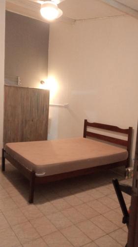 duże łóżko w pokoju z: w obiekcie Suítes Vila do Surf , a original , desde 2010 w mieście Ubatuba