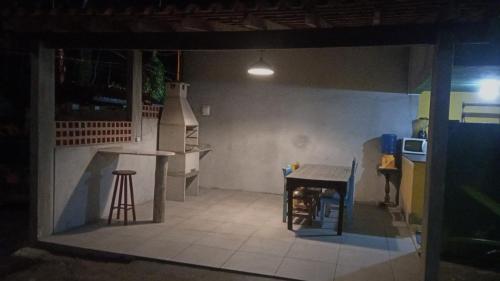 a model of a kitchen with a table and stools at Suítes Vila do Surf , a original , desde 2010 in Ubatuba