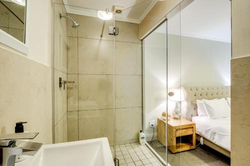 ケープタウンにあるQuayside Canal Eden Homeのバスルーム(シャワー、ベッド、シンク付)