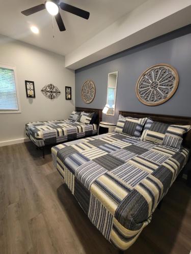 Postel nebo postele na pokoji v ubytování 5 BR Coyote Cliff Corner HUGE Luxury w/Hot Tub and Linens