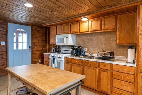 Η κουζίνα ή μικρή κουζίνα στο 2 Units on Fife Lake with Hot Tub-Sleeps 14