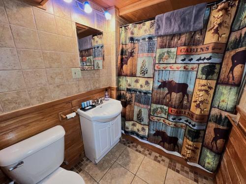 Ένα μπάνιο στο 2 Units on Fife Lake with Hot Tub-Sleeps 14