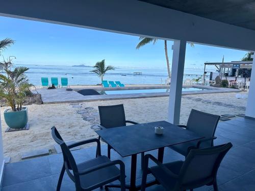 tavolo e sedie con vista sulla spiaggia di Pension Irivai appartement "Uparu" 1 chambre bord de mer a aUturoa