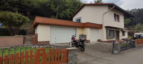 ein Motorrad, das vor einem Haus geparkt ist in der Unterkunft aNNa's Cozy Home near Red Bull Ring in Sankt Michael in Obersteiermark