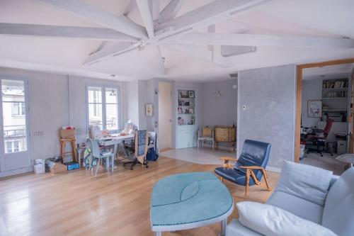 un salon avec un canapé, des chaises et une table dans l'établissement Amazing flat 3 bedrooms Notre Dame, à Paris
