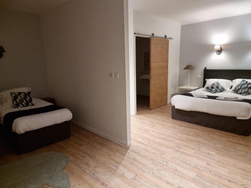 Postel nebo postele na pokoji v ubytování Demeures et Châteaux Hôtel L'Hermitage