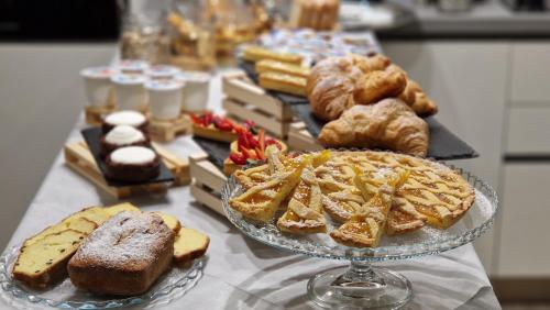 una mesa cubierta con diferentes tipos de bollería y pan en B&B Il Mercantello, en Teana