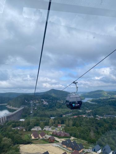 a gondola ride in the sky over a city w obiekcie Amaretto Apartamenty-Solina z sauną i ruską banią w Solinie