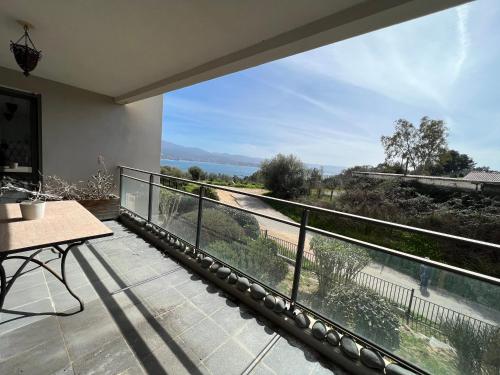un balcon avec vue sur l'eau dans l'établissement APPARTEMENT STANDING AJACCIO 5mn A PIEDS PLAGE DU RICANTO AJACCIO, à Ajaccio