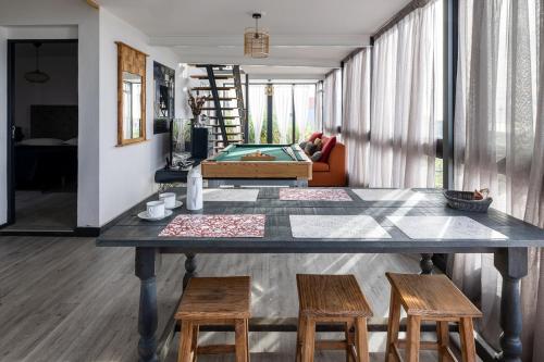Panoramic House في Quinta do Almeida: غرفة معيشة مع طاولة وكراسي كبيرة
