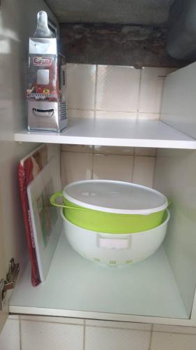 a kitchen shelf with a mixing bowl and a box at Casa com ótima localização e lazer espetacular. in Sao Jose do Rio Preto