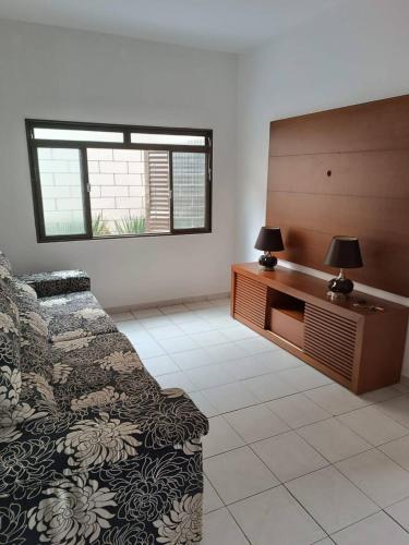 un soggiorno con divano e finestra di Casa com ótima localização e lazer espetacular. a Sao Jose do Rio Preto