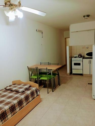 Zimmer mit Esstisch und Küche in der Unterkunft Punta Ninfas 1 in Las Grutas