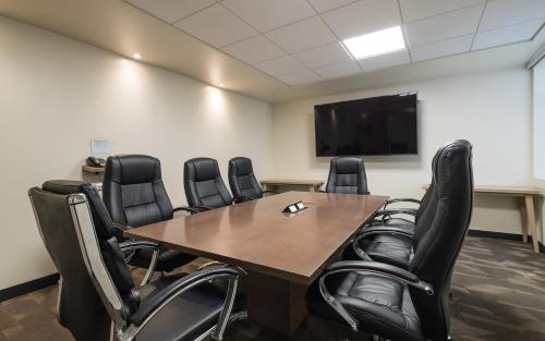 a conference room with a conference table and chairs at Casa Andina Standard Trujillo Plaza in Trujillo