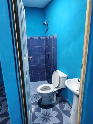 bagno blu con servizi igienici e lavandino di Hadassah 