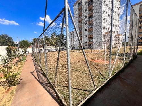 a batting cage in front of a building at Apartamento 2 quartos mobiliado in Três Lagoas