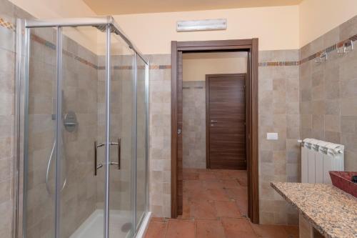 una doccia con porta in vetro in bagno di AIR B&B PLEASANT MOMENTS a Bolsena