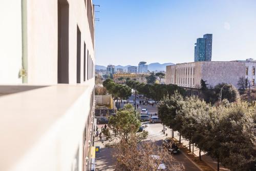 een uitzicht op een stadsstraat vanuit een gebouw bij Viewpoint Central apartment in Tirana