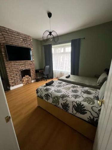 een slaapkamer met een bed en een open haard bij Impressive, Spacious Anfield Home, LFC & EFC in Liverpool