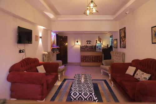 ein Wohnzimmer mit 2 Sofas und einem Tisch in der Unterkunft King Tout Hotel Pyramids view in Kairo