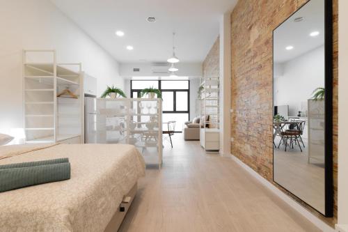 ein Schlafzimmer mit einem Bett und einer Ziegelwand in der Unterkunft NEW BEACH flats VALENCIA in Valencia