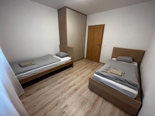Posteľ alebo postele v izbe v ubytovaní New 2 Bedroom apartment by the airport - FREE PARKING