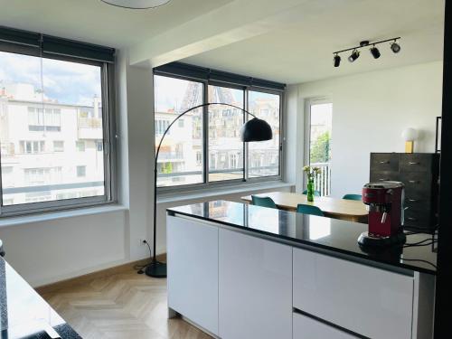 - une cuisine avec un comptoir et une cafetière dans l'établissement Superb flat with iconic Eiffel tower view, à Paris