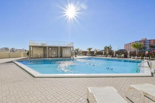 una gran piscina con sillas y un edificio en Inlet Reef 510 Destin Condo, en Destin